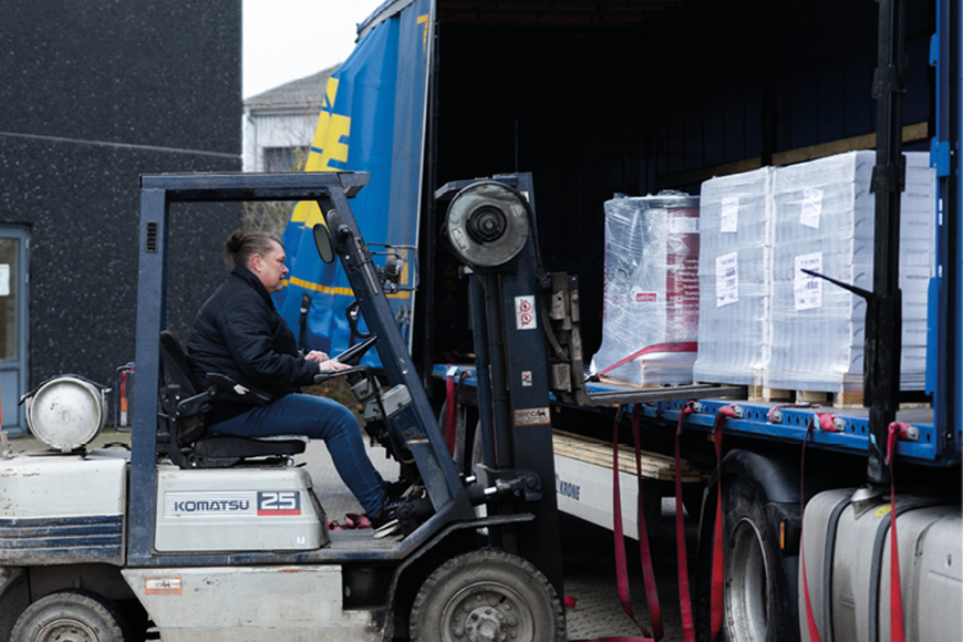 Gaffeltruck læsser svejsetrådspalle fra lastbil